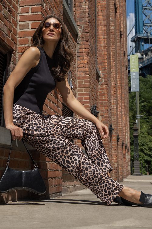 PIJAMA RIBANA COM CALÇA ACETINADA ANIMAL PRINT - FELINE